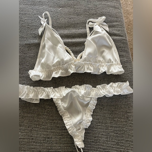 White satin bow with Ruffled Trim lingerie set with pearl accents - Picture 6 of 8